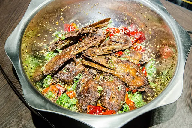 【廣宣+1、2、3訪】【忠孝敦化站美食】從高雄紅到台北一鍋兩吃的「大宅門乾鍋鴨頭」