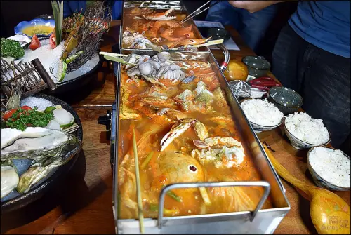 全台首見長方形火鍋!!韓國正夯長型海鮮鍋出現在台中店小二。韓式大長今海鮮火鍋從湯底、鍋底到海鮮盤一路澎湃!@sunny吃喝遊樂