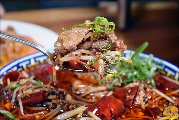 台中必訪特色餐廳。店小二。宮廷風免費穿搭好歡樂 串燒川菜各國美味一次滿足        
      