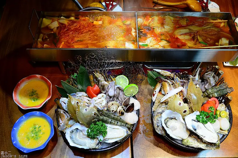 【台中│美食】首創長型韓式海鮮火鍋，整株進口韓式泡菜好夠味，豪華海鮮美國大生蠔、北海道干貝齊聚一堂。店小二串燒VS燒肉