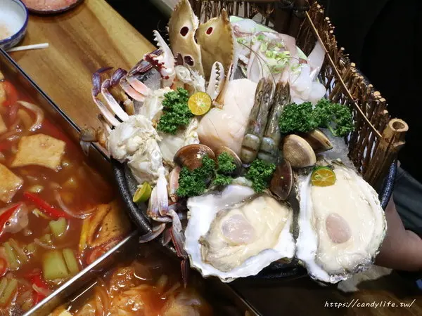 台中美食│店小二串燒vs燒肉（忠明店）〃台中大宵夜推薦！浮誇系列鴛鴦火鍋驚豔登場！        
      