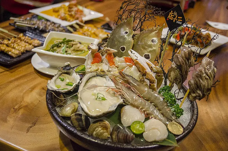 『台中西區_店小二串燒vs燒肉（忠明店)』韓式大長今鍋，澎湃海鮮搭配各式串燒，深夜首選！
