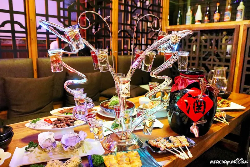 台中慶生就到店小二串燒！五公升大酒甕喝到爽，超浮誇「七彩蝴蝶酒」當月壽星免費招待