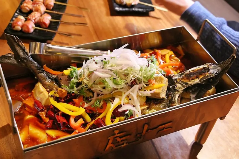 店小二串燒異國料理，創意不設限，不論是浮誇的、實在的通通都給你，下班就來這兒聚一下吧。 - 微笑Joe幸運