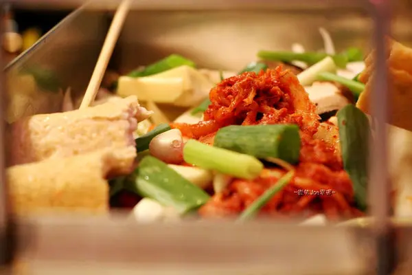 台中美食推薦-店小二異國料理，長方型的大長今鍋超霸氣。