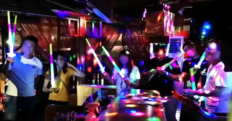 台中慶生狂歡無極限！超美慶生調飲直接請你喝，螢光棒不用自己帶！深夜2點也能嗨～