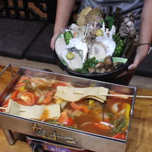 台中美食｜店小二串燒異國料理-多國美食一次滿足，宮廷服免費穿搭，串燒風格多變