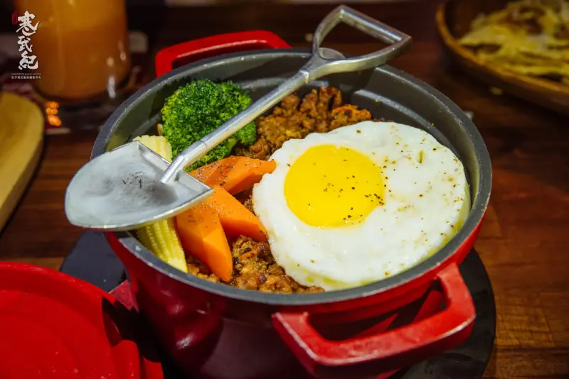 【中肯‧食記】捷運101站‧The Corner Pit 角窩美式餐酒館｜硬派美式工業風酒吧‧豪邁精釀啤酒牛排串燒！