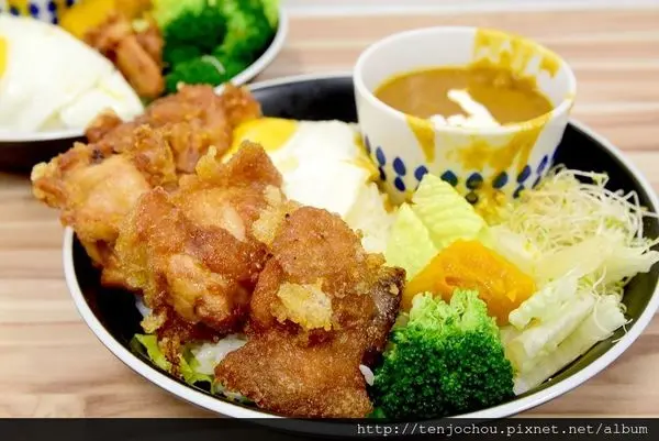 花花，甲飽沒【台北食記】十巷咖哩 只要80元起！免費加飯加醬吃到飽！台北好吃咖哩飯推薦