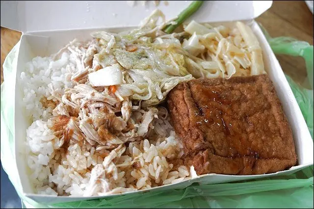 《捷運板南線/新埔站美食/小姑食記》板橋裕民夜市早場俗擱大碗超值台式早午餐～雞肉便當/魯肉便當，任選三小菜只要40元!!