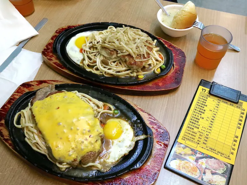 （台南。東區美食）竹之青-牛排部屋：勝利路上的平價牛排館，130元就能吃到沙朗牛排，濃湯飲料無限暢飲｜近台南一中，成功大學｜