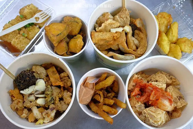 《嘉義♥食記》嘉義基隆廟口鹹酥雞。風靡在地人超強銅板美食，這家炸物不一樣，菜單竟然還有只送不賣、外面吃不到的驚喜隱藏版！