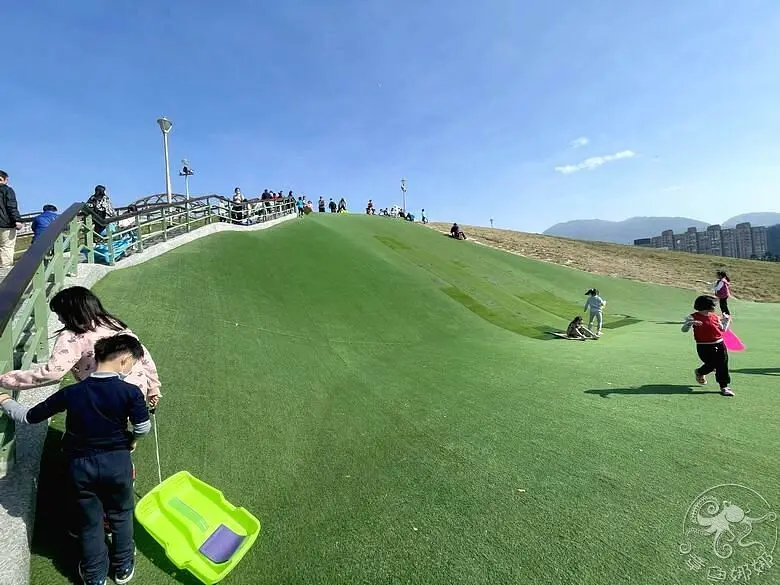 新北市特色公園【八里十三行文化公園】超大草坪適合野餐，20米三道磨石子溜滑梯，速度超快很刺激！7.6公尺探險滑草場，尋寶沙坑；地部共有6處大坌坑陶片，玩沙還能體驗考古樂趣。