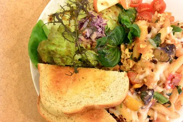 【台南東區-食記】芯芯要去【TINA Tinas Kitchen 蒂娜生活廚房】~CP值極高早午餐店180元就可以吃到超厚漢堡牛排套餐