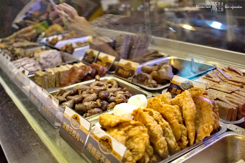 「台中北區」健美先生激炸滷味， 滷味新吃法，先滷後炸，搭配店家特製的嗆辣醬油以及特製酸菜-推薦招牌冠軍大腸頭必點，一中街必吃美食。