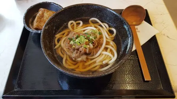 高雄食記【龜一烏龍麵 中華店】跟著壽司羊一起來訪這間，藏身在陽光大飯店二樓的日式烏龍麵店吧～～((附菜單