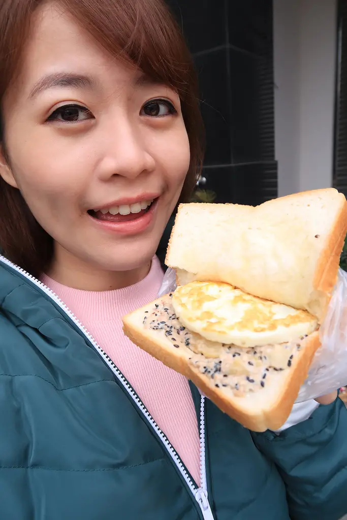 ▌新竹．食記 ▌朝司暮想.肉排蛋土司.湖口新興店 ♡ 美女老闆娘現點現做、外帶取餐簡單快速，新竹/新豐/湖口銅板早餐推薦