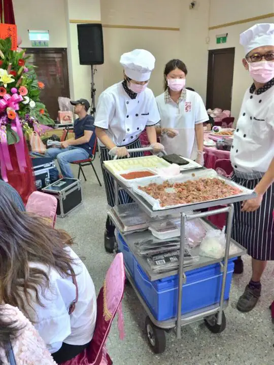 【台南喜宴外燴】洪廚喜宴｜新奇又新鮮，廚師桌邊服務包手捲給你吃！