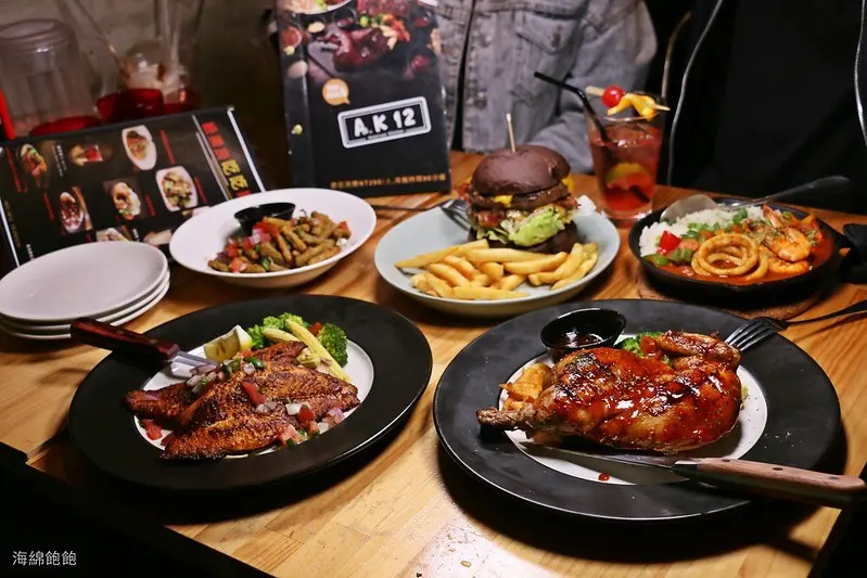 西門町美食『A. K. 12美式小館』紐奧良嘉年華，烤雞，排餐，燉飯，漢堡，調酒，HAPPY HOUR，菜單價位，寵物友善餐廳(捷運西門站)