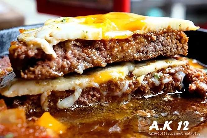 《台北市萬華區♥食記》A. K. 12美式小館。巧克力碰上漢堡新吃法～還有肉控最愛的厚片大肉塊！(西門站) / 美式 墨西哥 義大利 檸檬 芒果 香蕉 芭樂 冰沙 下午茶 早午餐 捲餅 雞翅 沙拉