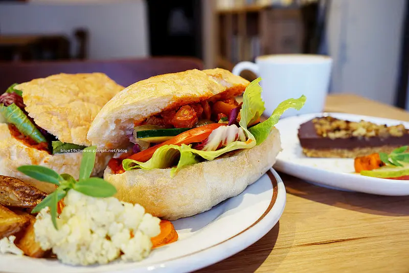 【台中西區】鬍丘Algernon Food Meet-農場 · 環境保護 · 健康食物店.使用蔥薑蒜的蔬食餐廳.可全素.老屋咖啡甜點.寵物友善.公平貿易咖啡.地坊餐廳斜對面.巷子口是三嘴滷餐廳和小兒科