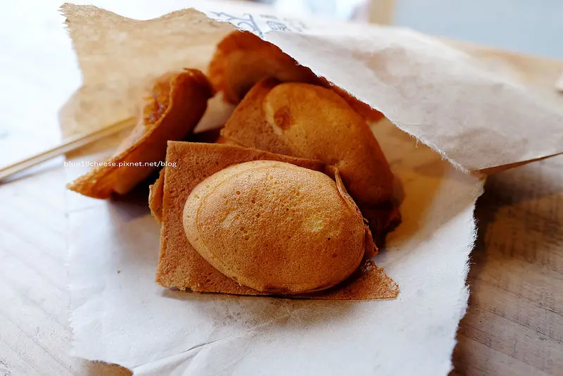 【台中西區】ino ice-草悟店.除了霜淇淋和紅豆餅.現在還有香蕉巧克力草莓原味雞蛋糕喔.ino cafe前.勤美綠園道旁