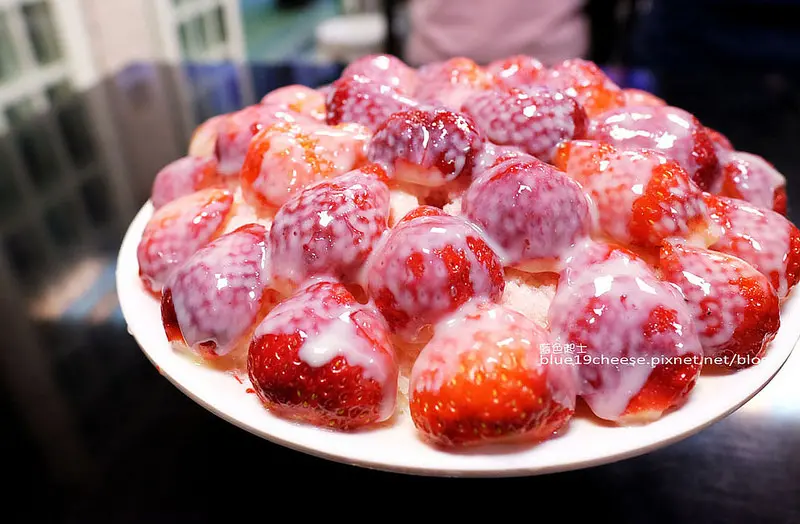 【台中龍井】東海何媽媽冰店-東海人氣隱藏巷弄冰店.冬季限定草莓牛奶冰.還有豪華版的喔!美珍餃子館對面巷子內