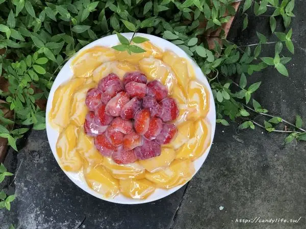 台中美食│東海何媽媽冰店〃來東海必吃冰店！將冬季草莓與夏季芒果結合，蹦出新滋味～              