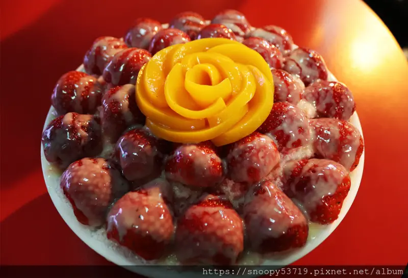 台中東海-何媽媽冰店，季節限定-大碗新鮮草莓牛奶冰等著你入口，刺激你的味蕾