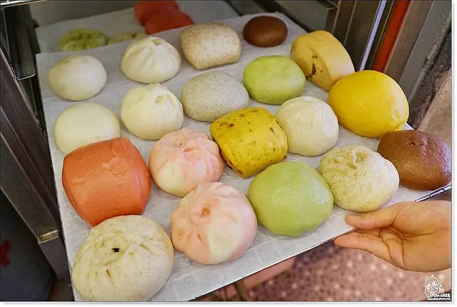 『新北。中和』 包東西包子舖-堅持溫暖手作美味與時尚創意混搭的結合，喝咖啡配包子剛剛好的中西時尚潮流風，把甜鹹、無國界創意料理通通包起來，巧克力提拉米蘇包、草莓珍奶包、泰式打拋雞肉包、不管是甜西西、鹹