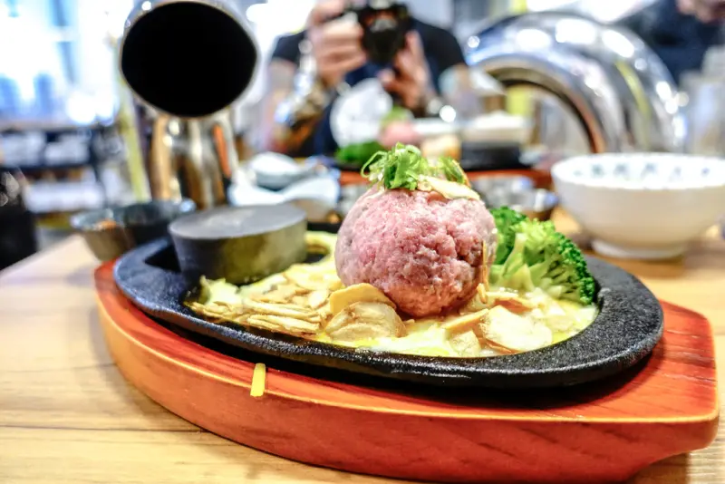 『魔王食記』台北信義 Oh My Stone 球牛排 DIY自己吃自己烤 好忙好忙的有趣牛排餐廳