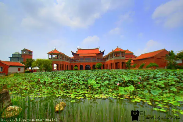 【嘉義。民雄】閩南式風格的主建築。戶外荷花池環繞的水榭舞台。嘉義縣表演藝術中心(原稱民雄演藝廳)