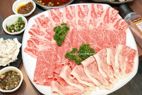 淡水火鍋推薦 丰明殿昆布蔬果涮涮鍋 瑪莎拉蒂vs.勞斯萊斯 宮崎A5和牛、鹿兒島極黑豚、西班牙伊比利豬 打卡送肉、肉控天堂、開鍋送手搖飲 明治冰淇淋吃到飽