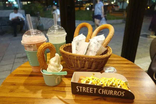 Street Churros(旗艦店)‧熱熱沾肉桂、堅果粉、霜淇淋或是夾熱狗都好吃的幸福吉拿圈!!!!
