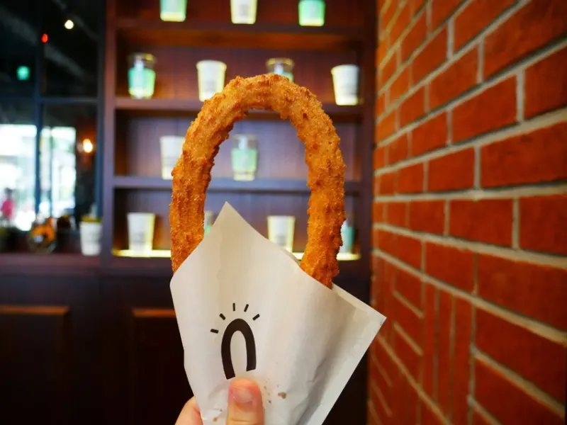 【Angelas日嚐】來自韓國的超人氣吉那圈，濃郁的肉桂香氣與裹上厚厚一層糖粉的西班牙炸油條，捷運國父紀念館站【Street Churros】