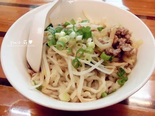不平的麵。果如其店名，不平的麵條吃起來Q彈，平價的小吃麵店，環境整齊乾淨，老夫妻開的!