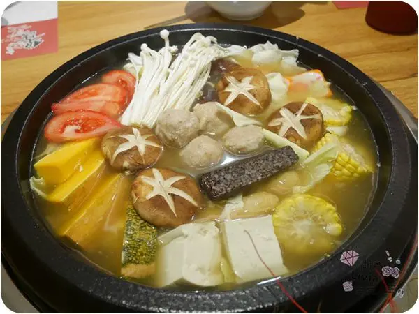 美食。餐廳│ 台北中山區 行天宮捷運站 饗宴精緻石頭火鍋(吉林店) 高級肉品/海鮮火鍋 捷運行天宮聚餐餐廳推薦 ❤跟著Livia享受人生❤