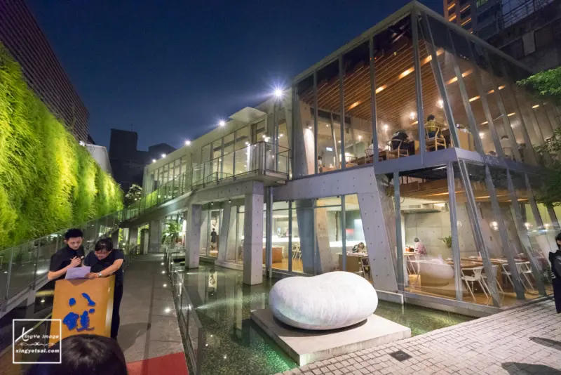 台中│（歇業）公益路【八錢鍋物食堂】頗有質感的工業風裝潢/附餐地瓜飯好好吃/滷鴨血、滷食拼盤必吃