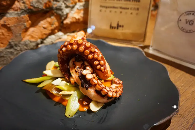 ♚食記♚台北松山【VG Café 】酥炸綜合海鮮桶與羅勒美乃滋 慢煮章魚腳佐藍紋起司紅椒醬 牛肝菌野菇奶油燉飯與溫泉蛋 小酒館 啤酒 調酒 法國菜 義式料理 咖啡 大安捷運站