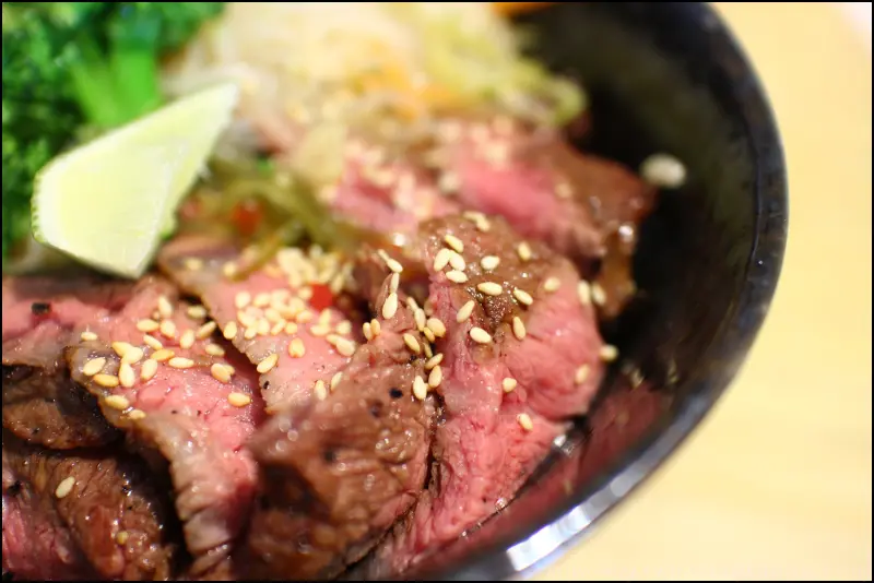 [ 永春／象山站美食 ] 初牛～炭火直燒厚切牛排丼，還有滿出碗外的炙燒鯖魚丼