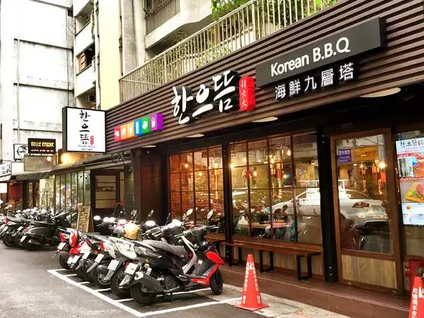 ▌台北 • 韓老大 ▌薇拉小公主追試營運店• 不飛韓國也能吃到首爾奉天海鮮九層塔的台灣版 + 澳洲M9壺漬牛肋肉 +燈泡咕嚕咕嚕飲料