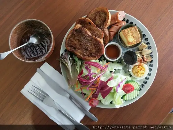 日日咖啡-空間與時間的溫暖對話，大眼怪拉花與草莓蛋糕的華麗演出