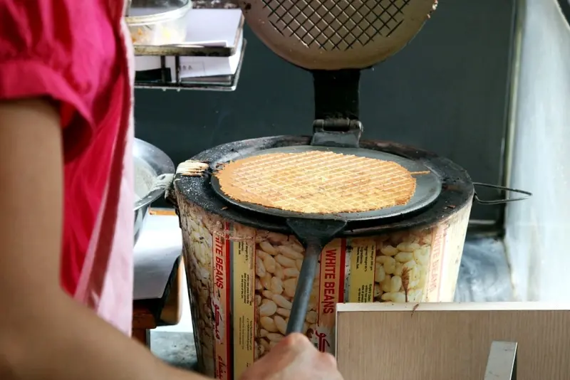 【台南中西區-美食】芯芯要去【海王子手工碳烤夾心酥】~隱身巷弄老屋下的碳烤煎餅|薄脆多層次的好滋味