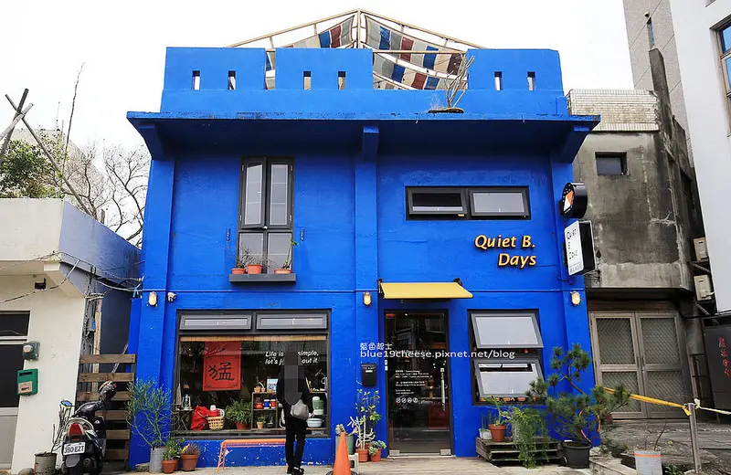 【新北金山】靠北過日子Q.B.Days-湛藍色靠北人氣咖啡館.露營主題.烏龍麵三明治甜點咖啡.吹著海風喝著咖啡好拍好悠閒.東北角推薦咖啡館.沒有開放訂位喔!