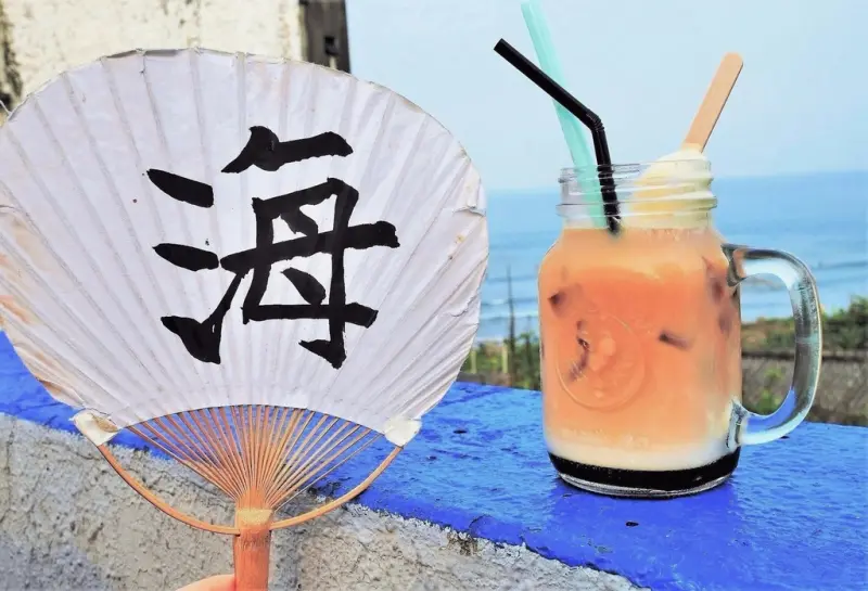 【新北金山 | 景觀咖啡廳】北岸浪花旁的湛藍色海景咖啡廳☞靠北過日子 Quiet B. Days