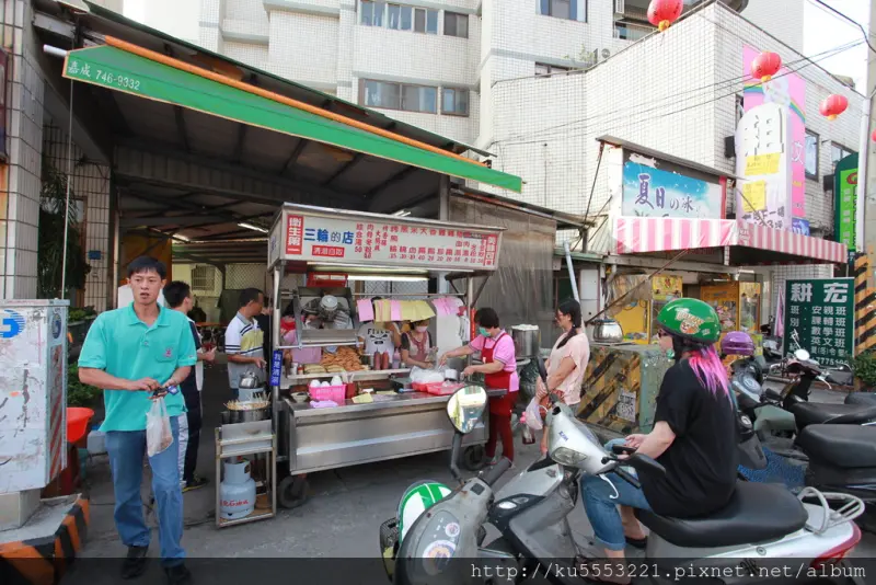 吃。高雄｜鳳山・老字號・黑輪・大腸包小腸「三輪的店」。