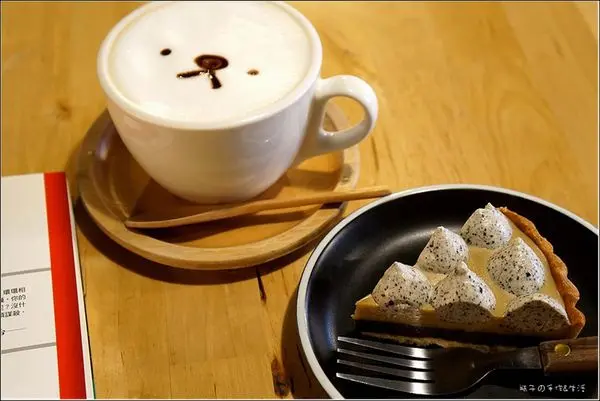 [桃園食記]手工蛋糕迷不能錯過之鄉村風雜貨咖啡館 - Wooly Cafe (咖啡拉花/黑芝麻焙茶塔)