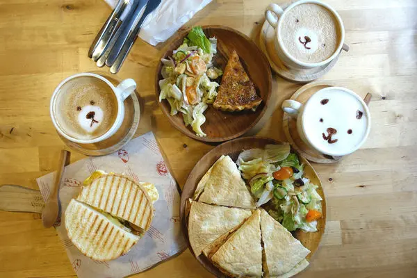 Wooly Cafe‧桃園火車站走路就到的咖啡店，平價早午餐、古錐拉花和手作蛋糕都讓人一秒變少女!!!!