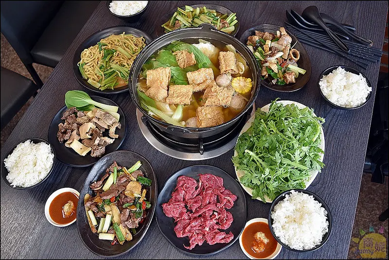 大里平價美食推薦。阪焱牛肉火鍋專門店。只賣當天鮮宰溫體牛鮮牛肉火鍋快炒餐廳。超新鮮台灣牛肉平價美味一吃就上癮