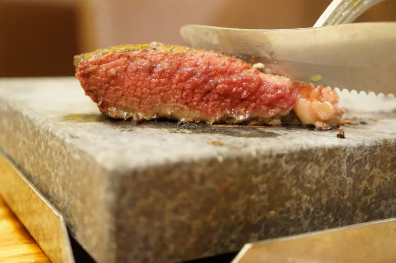 饗厚牛排南部唯一 高溫400度的美味。平價的岩燒牛排在這裡！幾分熟由你決定